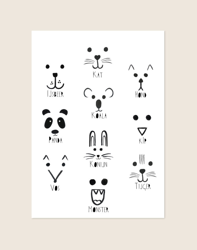 Minimalistische zwart-witte Poster Dieren met handgetekende dierengezichtjes en Nederlandse namen op een helderwitte achtergrond, sfeervol opgehangen in een kinderkamer.