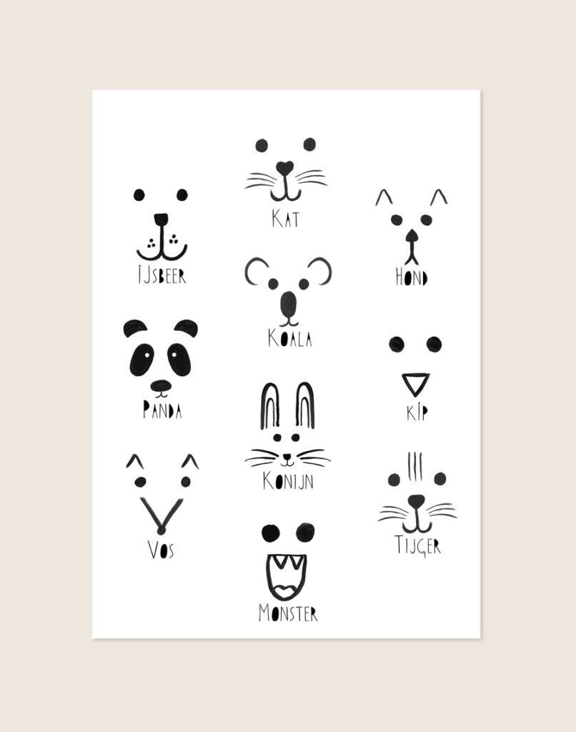 Minimalistische zwart-witte Poster Dieren met handgetekende dierengezichtjes en Nederlandse namen op een helderwitte achtergrond, sfeervol opgehangen in een kinderkamer.