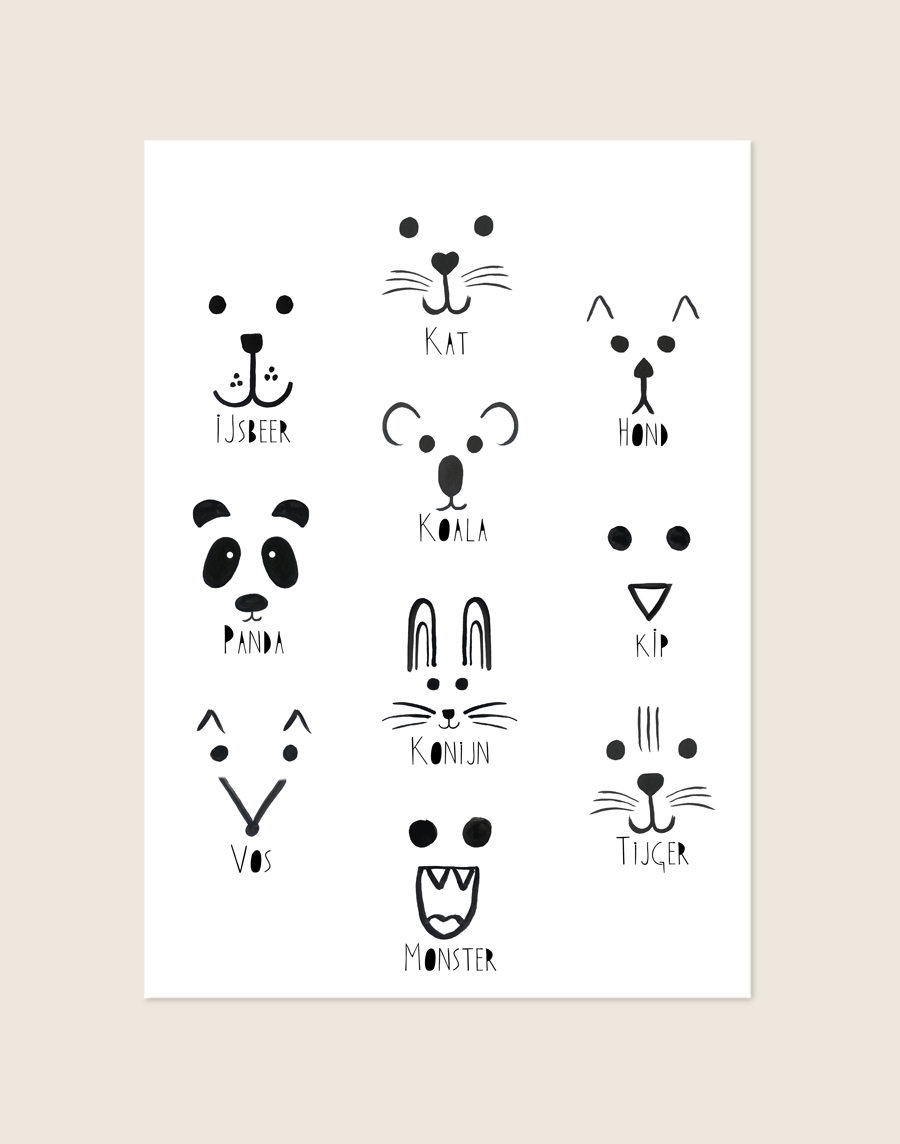 Minimalistische zwart-witte Poster Dieren met handgetekende dierengezichtjes en Nederlandse namen op een helderwitte achtergrond, sfeervol opgehangen in een kinderkamer.