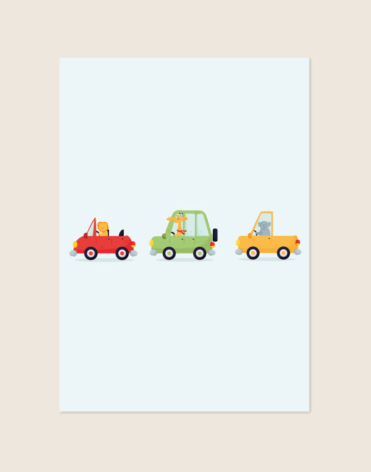 Vrolijke kinderkamer Poster Dieren in auto met een leeuw, giraf en olifant in gekleurde auto's op een lichtblauwe achtergrond, sfeervol opgehangen in een ruimte.