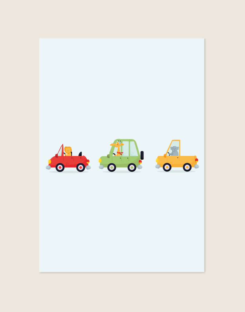 Vrolijke kinderkamer Poster Dieren in auto met een leeuw, giraf en olifant in gekleurde auto's op een lichtblauwe achtergrond, sfeervol opgehangen in een ruimte.