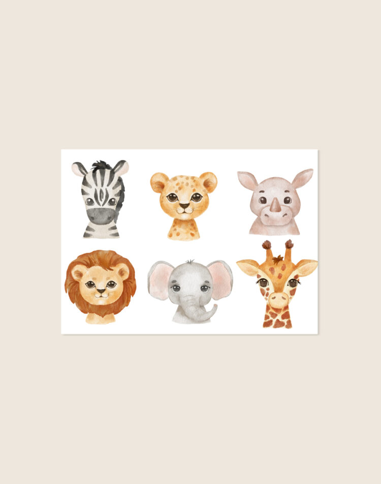 Een liggende witte poster met daarop zes schattige babydieren in waterverfstijl. Op de bovenste rij staan een zebra, luipaardje en neushoorn. Op de onderste rij staan een leeuwtje, olifant en giraf.