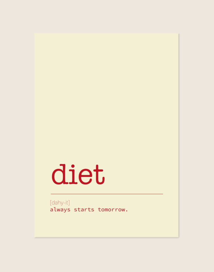 Stijlvolle typografische poster met een grappige definitie over Diet, sfeervol opgehangen aan de muur in een moderne keuken.