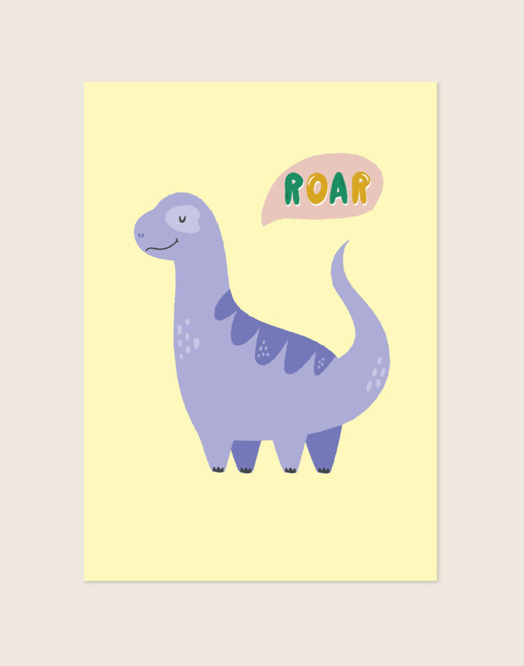 Vrolijke kinderkamer Poster Dino geel met een schattige paarse dinosaurus en een spreekwolkje met de tekst ROAR op een zachtgele achtergrond, sfeervol opgehangen in een ruimte.