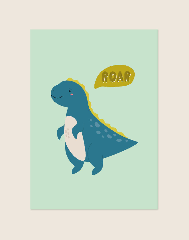 Vrolijke kinderkamer Poster Dino groen met een schattige blauwgroene dinosaurus met okergele stekels en een spreekwolkje met de tekst ROAR op een saliegroene achtergrond, sfeervol opgehangen in een ruimte.