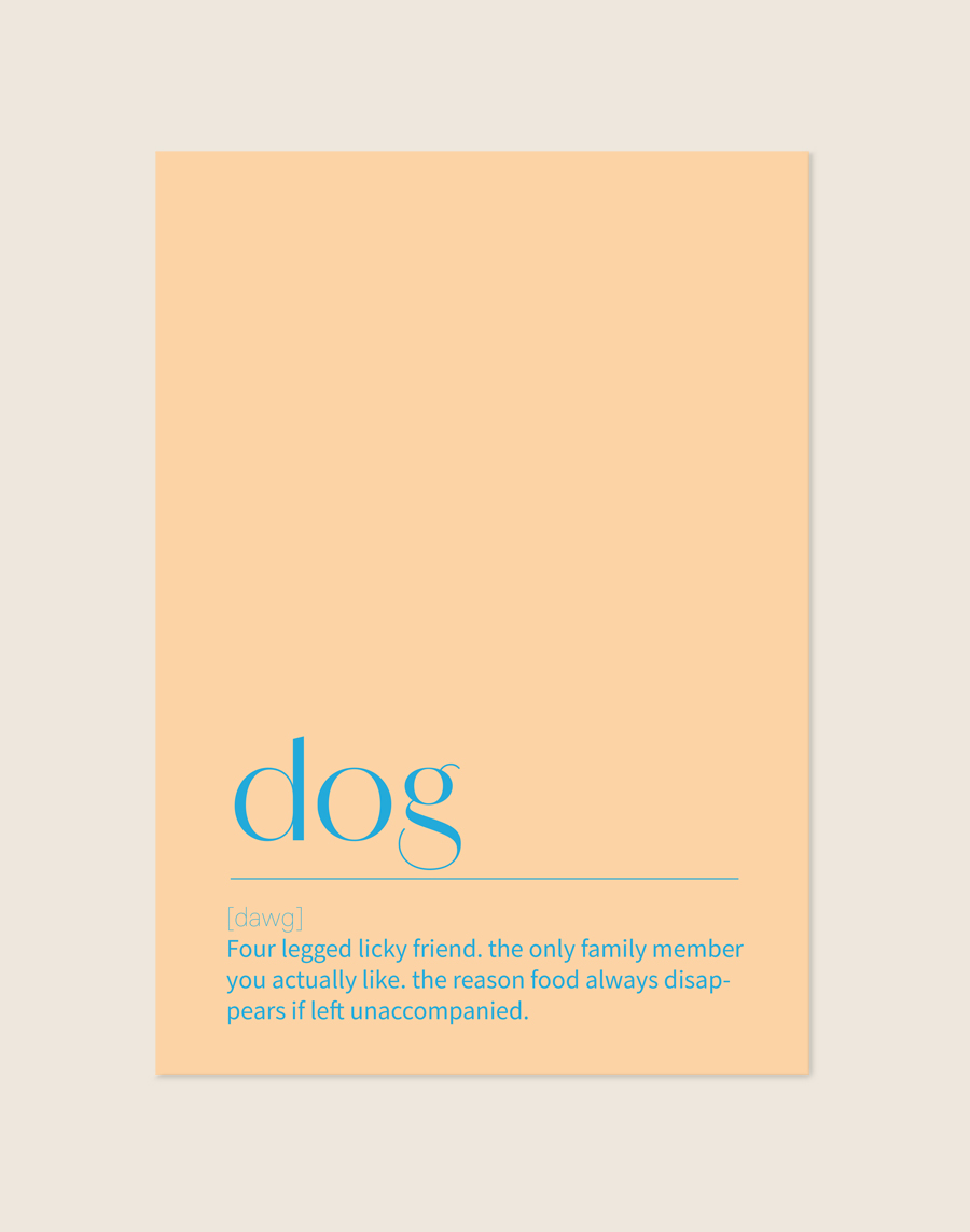Een minimalistische en grafische poster met de tekst 'dog', fonetische spelling en een humoristische woordenboekdefinitie op een perzikkleurige achtergrond met lichtblauwe letters, sfeervol opgehangen in een modern interieur.