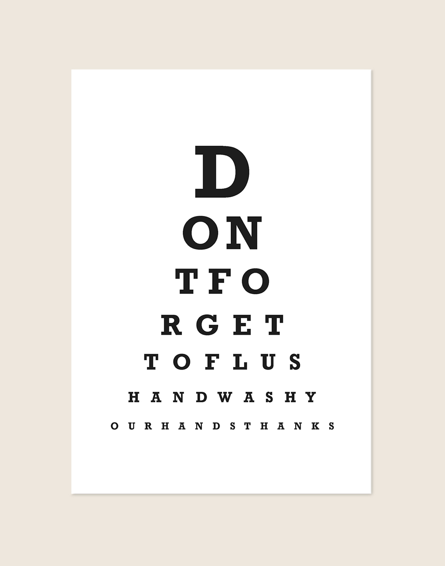 Minimalistische zwart-witte Don't forget poster in het ontwerp van een oogtest, sfeervol opgehangen aan een muur in een moderne toiletruimte.