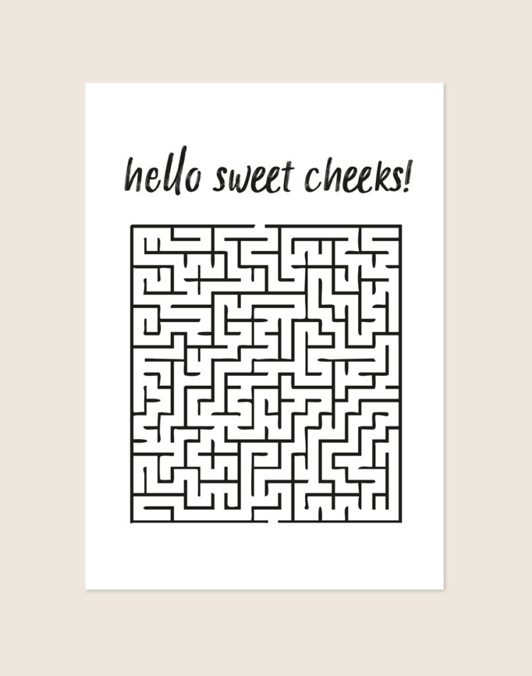 Minimalistische zwart-witte poster met de zwarte handgeschreven tekst hello sweet cheeks! en een vierkant doolhof, sfeervol opgehangen aan een neutrale muur in een moderne toiletruimte.