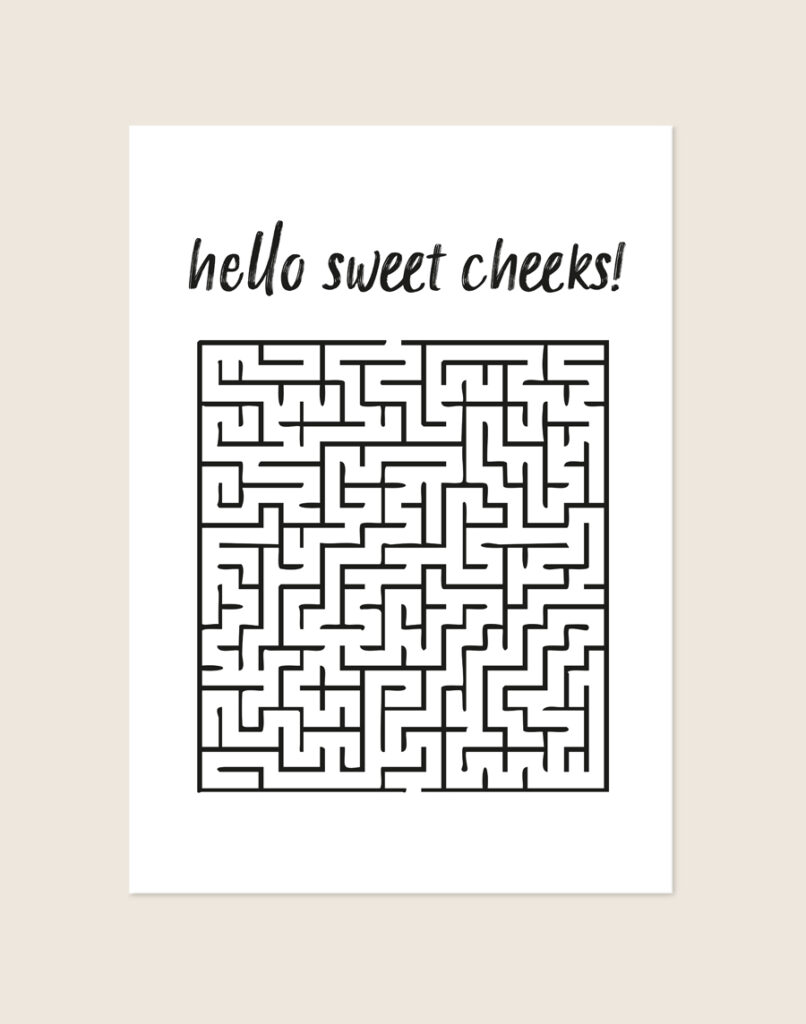 Minimalistische zwart-witte poster met de zwarte handgeschreven tekst hello sweet cheeks! en een vierkant doolhof, sfeervol opgehangen aan een neutrale muur in een moderne toiletruimte.