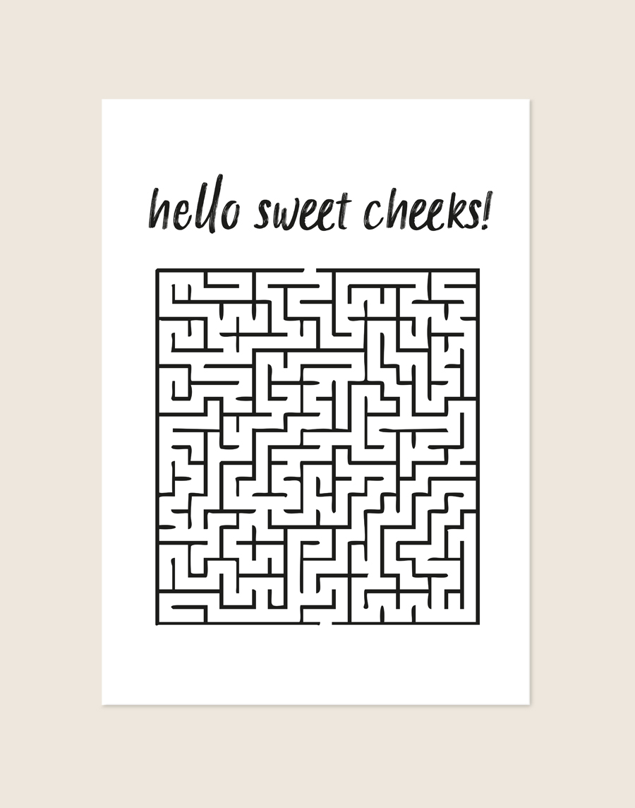 Minimalistische zwart-witte poster met de zwarte handgeschreven tekst hello sweet cheeks! en een vierkant doolhof, sfeervol opgehangen aan een neutrale muur in een moderne toiletruimte.
