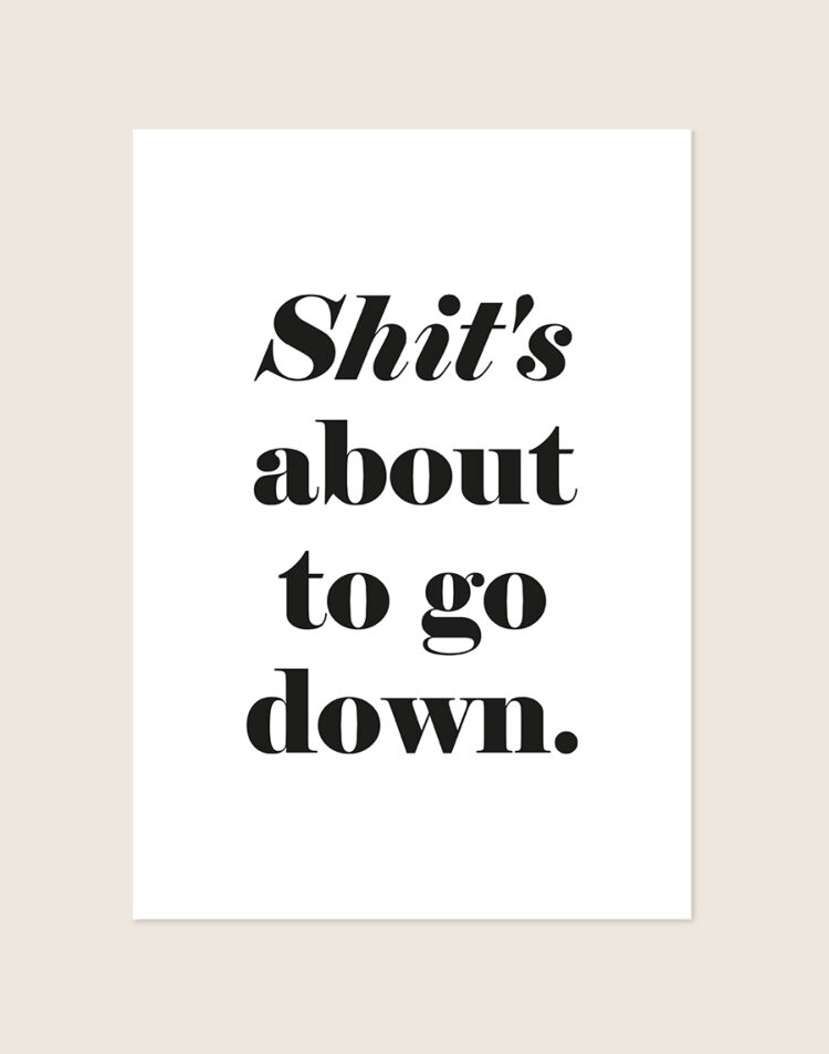 Humoristische WC Poster Down met de Engelse quote "Shit's about to go down." in zwarte schreefletters op een helderwitte achtergrond, sfeervol opgehangen in een ruimte.
