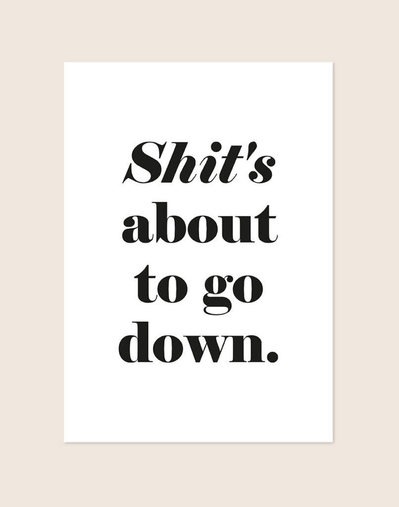 Humoristische WC Poster Down met de Engelse quote "Shit's about to go down." in zwarte schreefletters op een helderwitte achtergrond, sfeervol opgehangen in een ruimte.