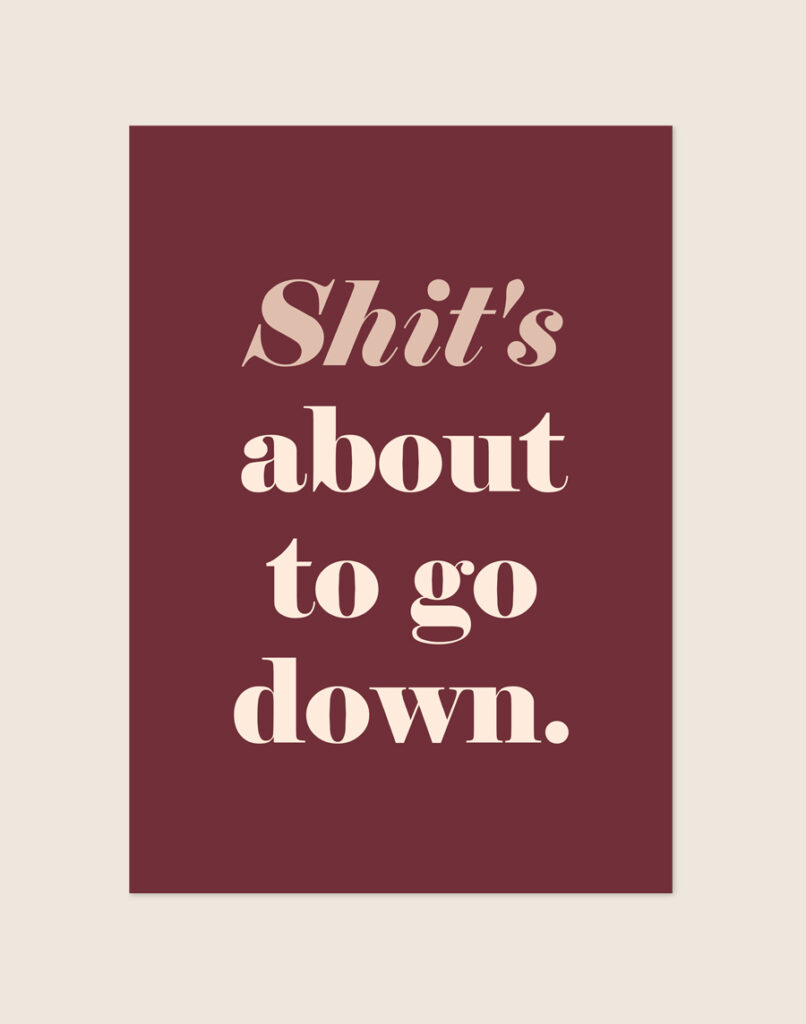Chique bordeauxrode typografische poster met de beige tekst Shit's about to go down, sfeervol opgehangen aan een neutrale muur in een moderne toiletruimte.
