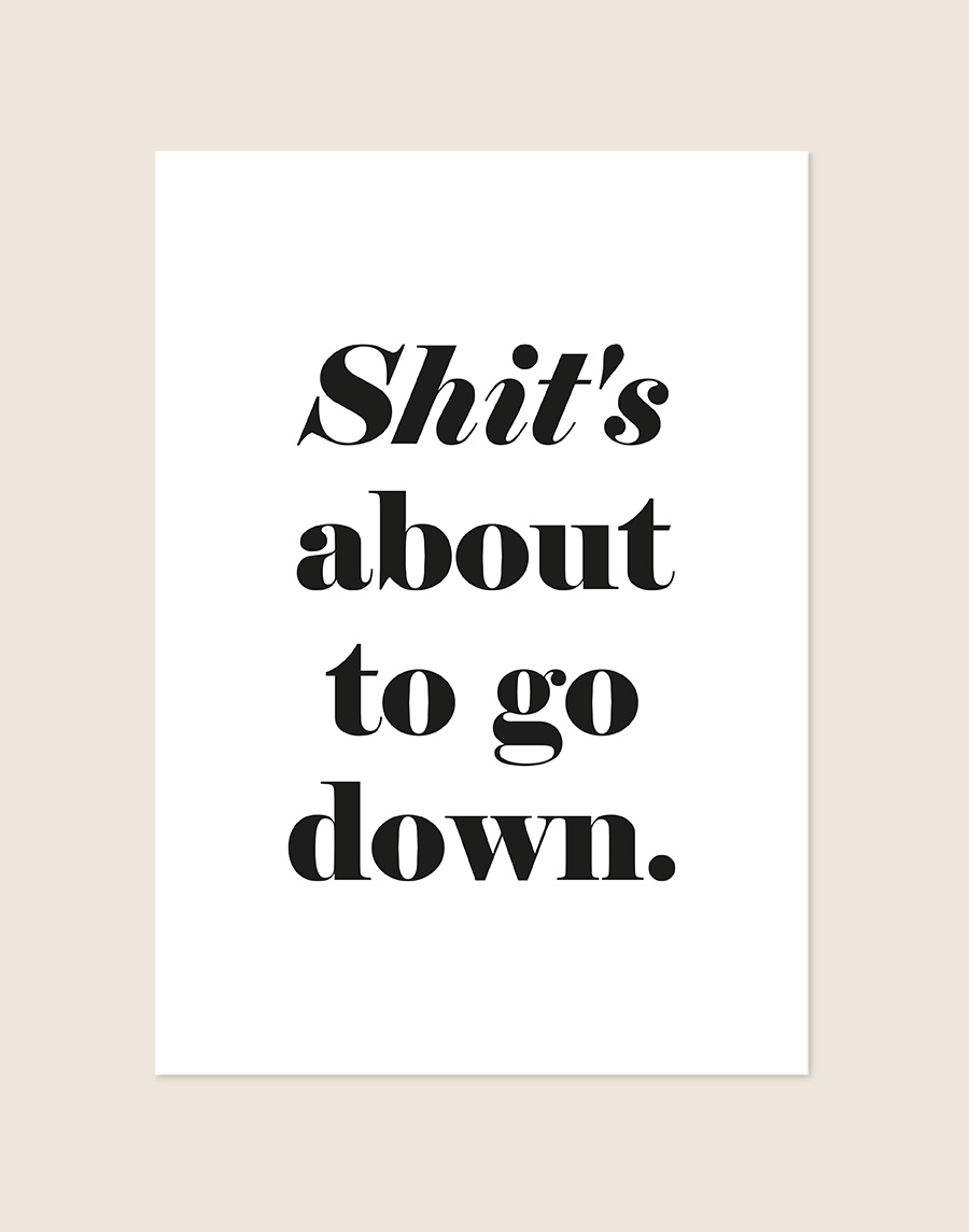 Humoristische WC Poster Down met de Engelse quote "Shit's about to go down." in zwarte schreefletters op een helderwitte achtergrond, sfeervol opgehangen in een ruimte.