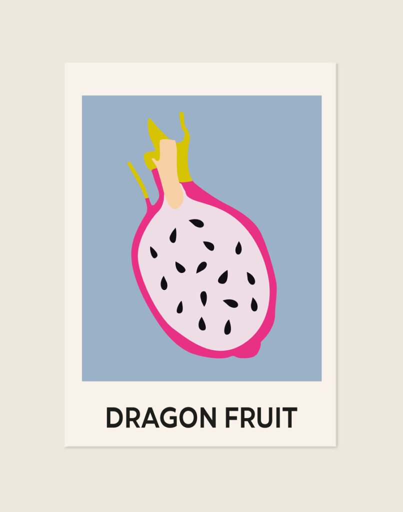 Stijlvolle artistieke poster met een afbeelding van een drakenvrucht (Dragon fruit), sfeervol opgehangen aan de muur in een lichte keuken.