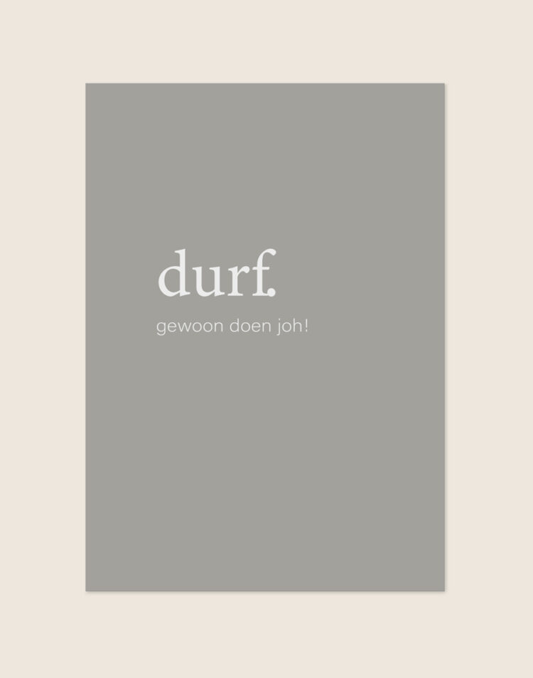 Minimalistische grijze Poster Durf met witte letters en de Nederlandse tekst durf. gewoon doen joh!, sfeervol opgehangen in een ruimte.