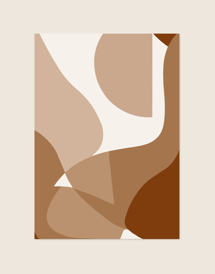 Abstracte poster met overlappende, organisch gevormde vlakken in zandbeige, warm bruin, terracotta en lichtbeige op een neutrale achtergrond.