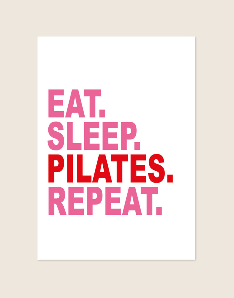 Een moderne typografische poster met een witte achtergrond, waarop links uitgelijnd de tekst "EAT.", "SLEEP.", "PILATES.", "REPEAT." staat. De woorden Eat, Sleep en Repeat zijn in roze letters, en Pilates is in rode letters.