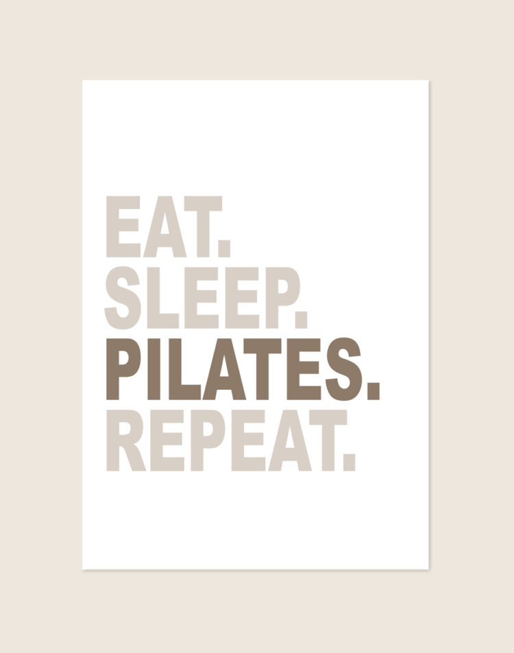 Een minimalistische, moderne poster op een witte achtergrond met de tekst "EAT.", "SLEEP.", "PILATES." en "REPEAT." links uitgelijnd in zachte, afwisselende beige- en bruintinten.