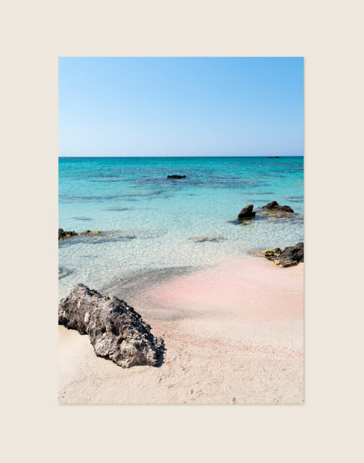 Zomerse poster van het idyllische Elafonissi strand met uniek roze zand en turquoise water, sfeervol opgehangen in een bohemien interieur.