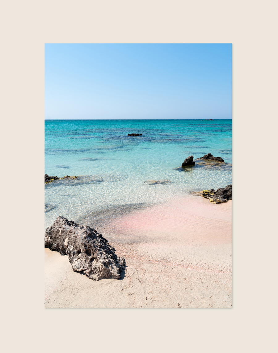 Zomerse poster van het idyllische Elafonissi strand met uniek roze zand en turquoise water, sfeervol opgehangen in een bohemien interieur.