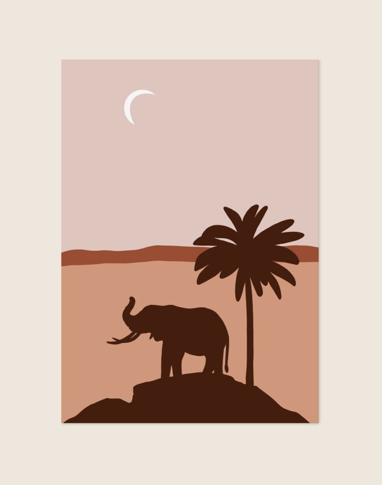 Minimalistische poster van een safari landschap met het donkerbruine silhouet van een olifant en palmboom bij maanlicht in terracotta, zand- en poederrozetinten.