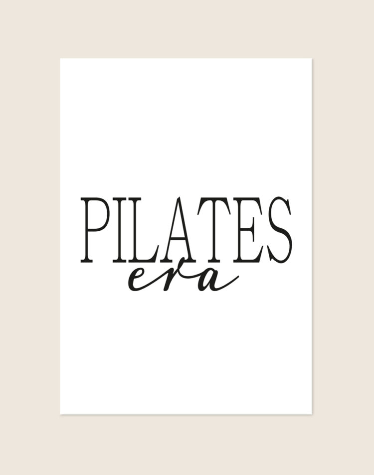 Een minimalistische, witte poster met daarop de tekst "PILATES era". Het woord "PILATES" staat bovenaan in grote zwarte hoofdletters met schreef (serif), en "era" daaronder in zwarte, sierlijke scriptletters.