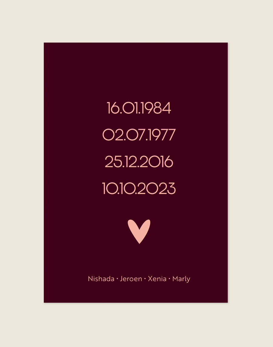 Een stijlvolle, gepersonaliseerde poster met een diepe bordeauxrode achtergrond. Centraal op de poster staan vier geboortedata onder elkaar weergegeven in een zachtroze, strak lettertype. Daaronder staat een klein zachtroze hartje. Onderaan de poster staan vier namen op één regel, subtiel gescheiden door kleine stipjes.