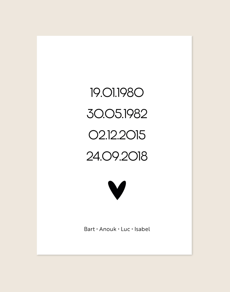 Een stijlvolle, gepersonaliseerde poster met een helderwitte achtergrond. Centraal op de poster staan vier geboortedata onder elkaar weergegeven in een zwart, strak lettertype. Daaronder staat een klein zwart hartje. Onderaan de poster staan vier namen op één regel, subtiel gescheiden door kleine stipjes.