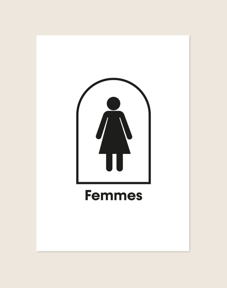 Minimalistische zwart-witte poster met een zwart damespictogram in een boog en het Franse woord Femmes, sfeervol opgehangen aan een neutrale muur in een moderne toiletruimte.