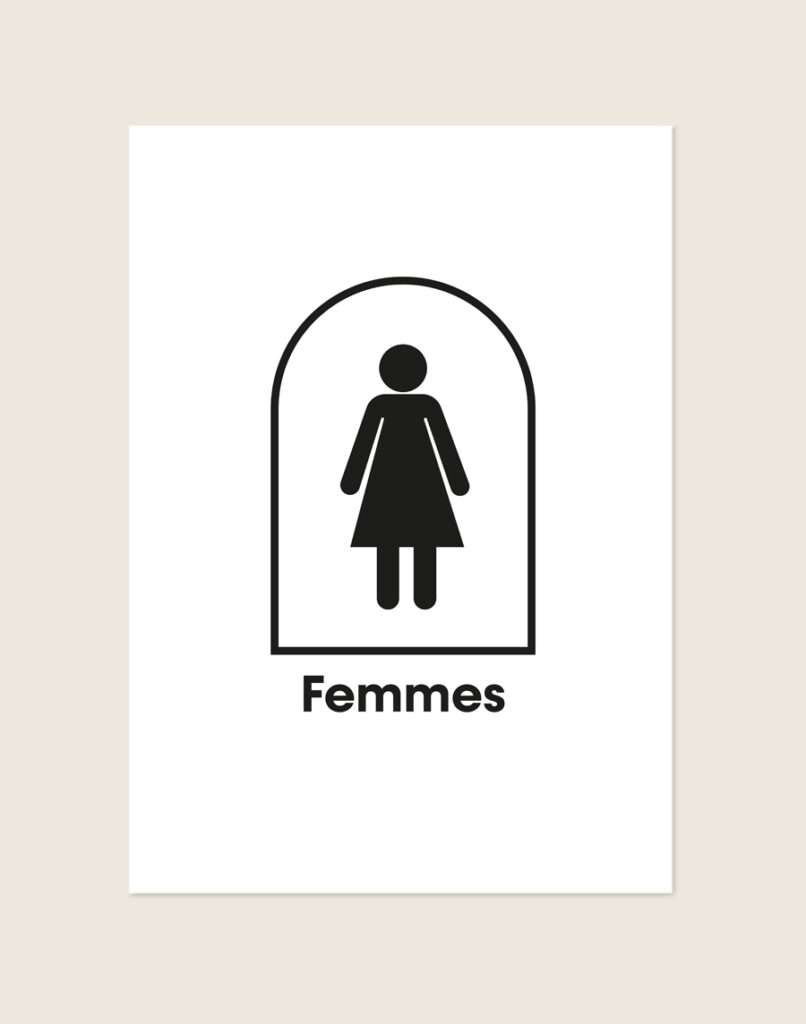 Minimalistische zwart-witte poster met een zwart damespictogram in een boog en het Franse woord Femmes, sfeervol opgehangen aan een neutrale muur in een moderne toiletruimte.