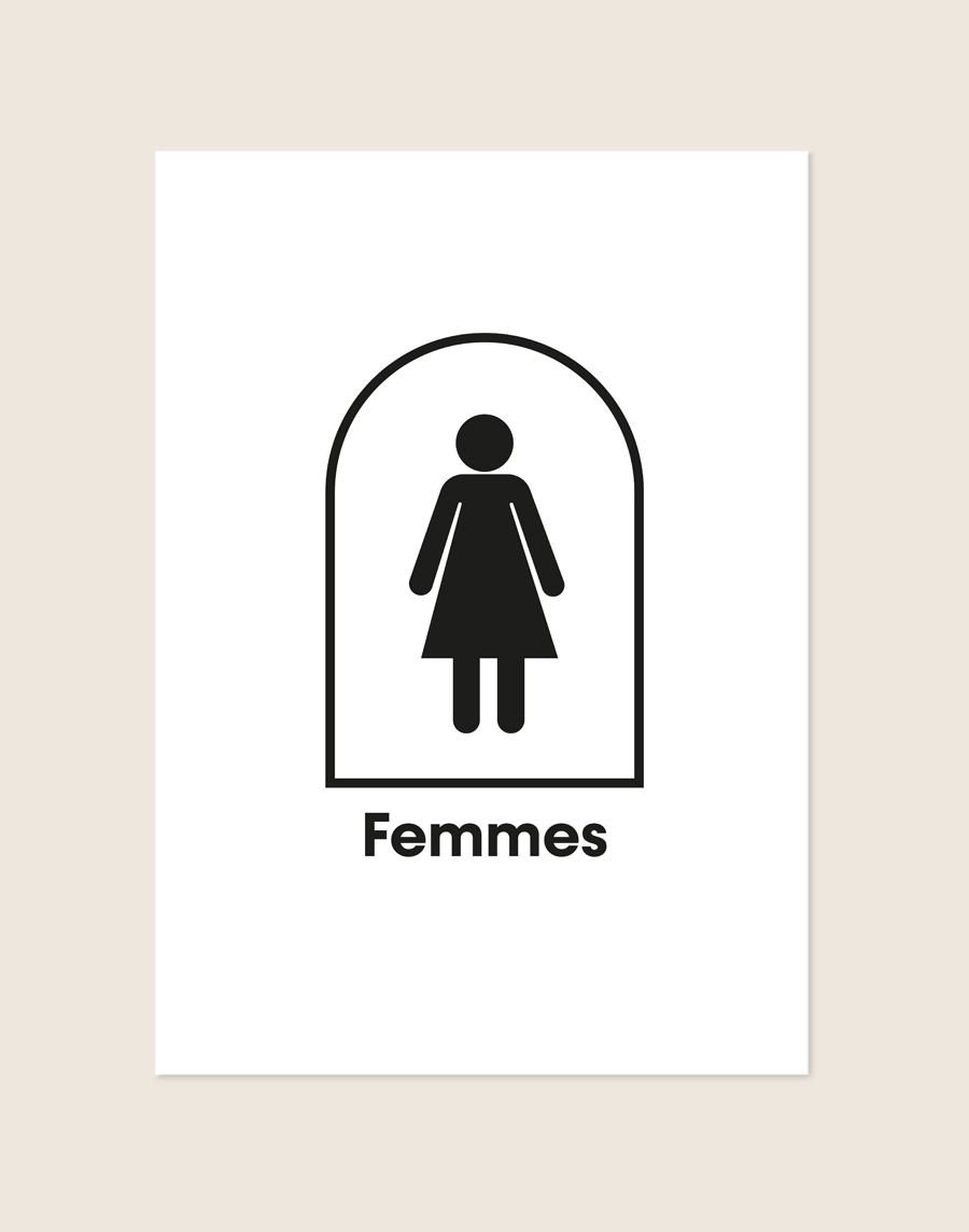 Minimalistische zwart-witte poster met een zwart damespictogram in een boog en het Franse woord Femmes, sfeervol opgehangen aan een neutrale muur in een moderne toiletruimte.