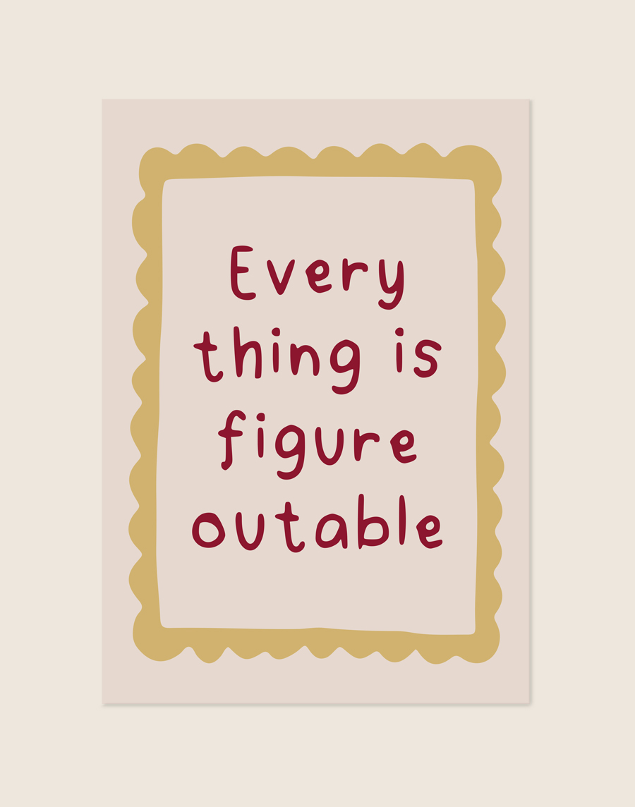 Sfeervolle lichtgrijze poster met een okergele gegolfde rand en de bordeauxrode handgeschreven tekst 'Everything is figureoutable' in het midden.