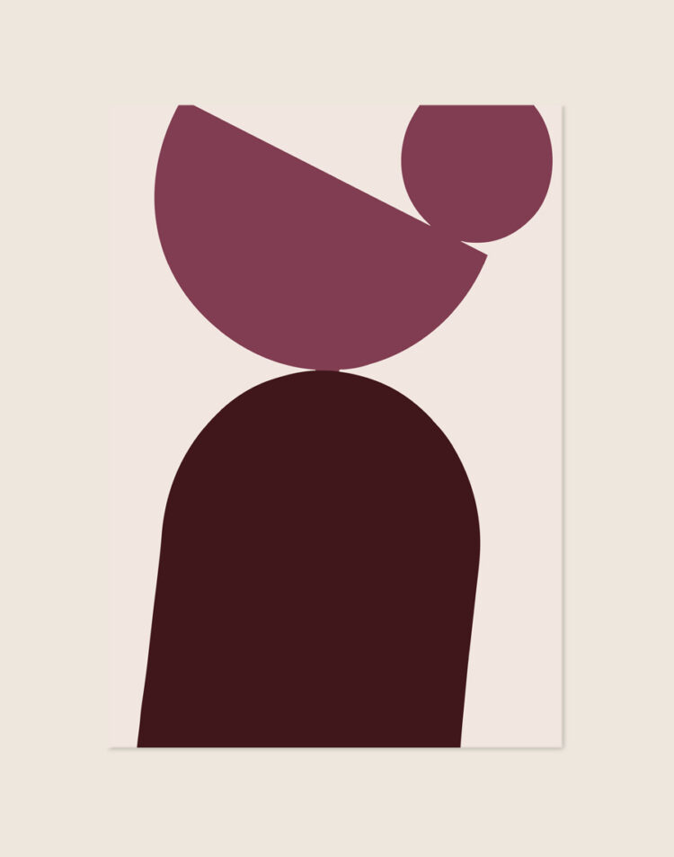 Minimalistische abstracte poster met gestapelde geometrische vormen, waaronder een cirkel, halve cirkel en afgerond blok in bordeauxrood en mauve op een zandbeige achtergrond.