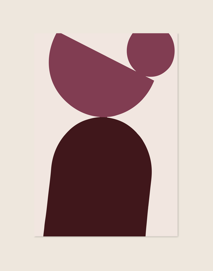 Minimalistische abstracte poster met gestapelde geometrische vormen, waaronder een cirkel, halve cirkel en afgerond blok in bordeauxrood en mauve op een zandbeige achtergrond.
