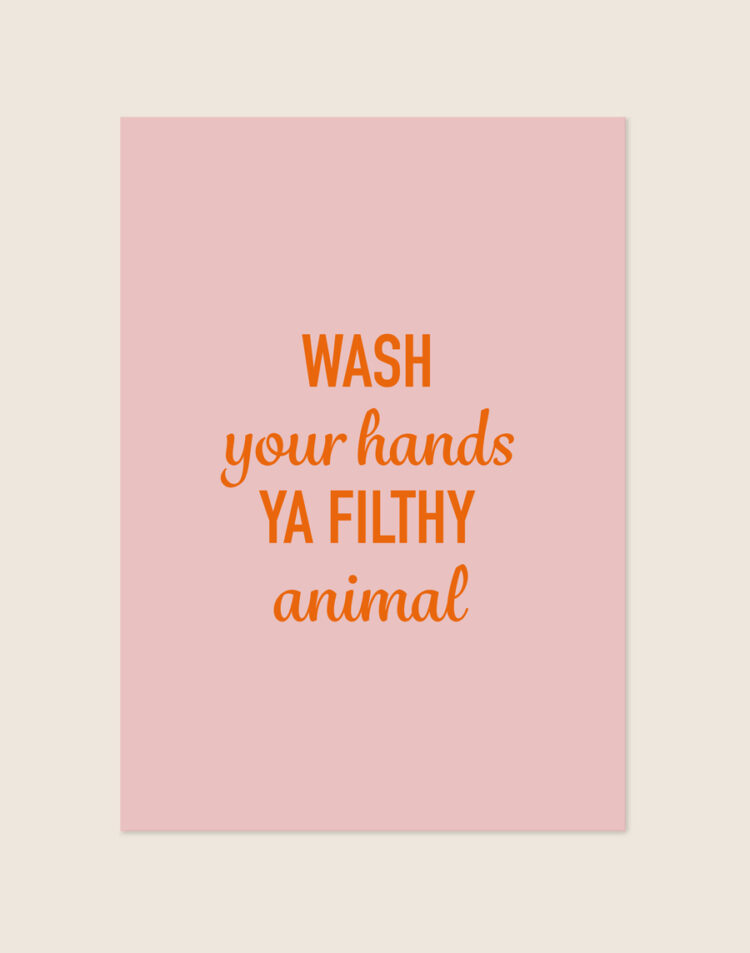 Sfeervolle zachtroze Filthy animal poster met oranje letters en de tekst WASH your hands YA FILTHY animal, sfeervol opgehangen bij het fonteintje.