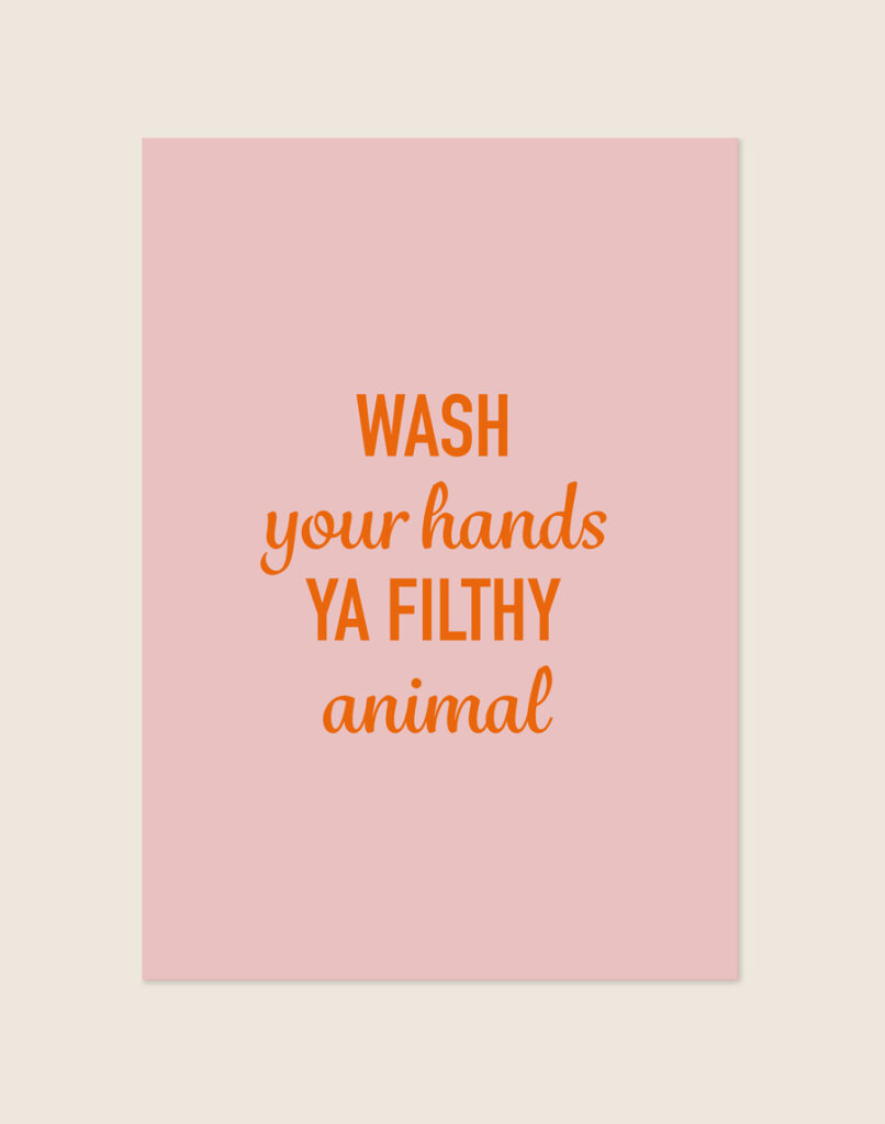 Sfeervolle zachtroze Filthy animal poster met oranje letters en de tekst WASH your hands YA FILTHY animal, sfeervol opgehangen bij het fonteintje.