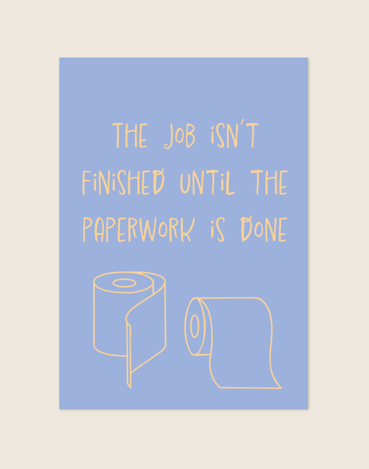 Lichtblauwe Finished poster met gele tekst THE JOB ISN'T FINISHED UNTIL THE PAPERWORK IS DONE en twee wc-rollen, sfeervol opgehangen in een toiletruimte.