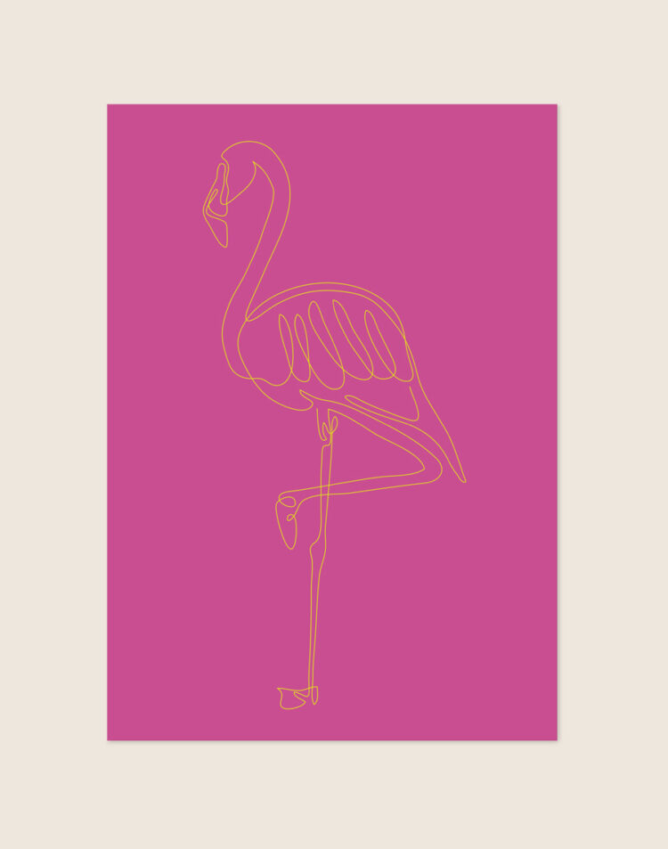 Opvallende fuchsia roze poster met een goudgele line art tekening van een flamingo die op één poot staat.