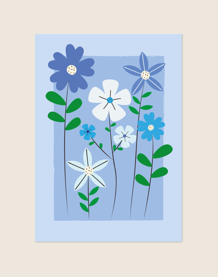 Botanische poster met een grafische illustratie van sierlijke bloemen in diverse blauwtinten en wit op lange stengels met groene bladeren, tegen een zachtblauwe achtergrond.