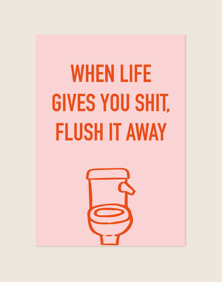 Sfeervolle roze poster flush it away met oranje letters en een toiletillustratie, sfeervol opgehangen in een toiletruimte.