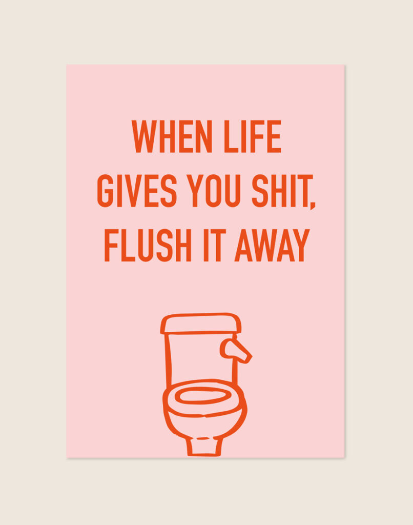 Sfeervolle roze poster flush it away met oranje letters en een toiletillustratie, sfeervol opgehangen in een toiletruimte.