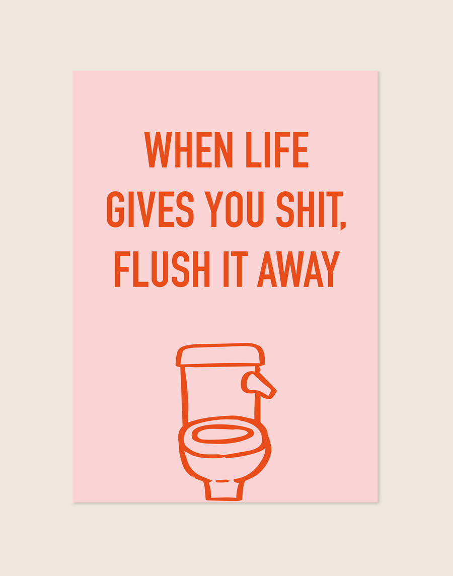 Sfeervolle roze poster flush it away met oranje letters en een toiletillustratie, sfeervol opgehangen in een toiletruimte.