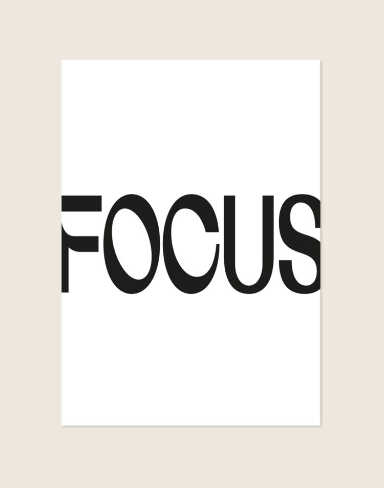 Minimalistische zwart-witte Poster Focus met grote zwarte letters waarbij de letter F aan de rand is afgesneden, sfeervol opgehangen in een werkkamer.
