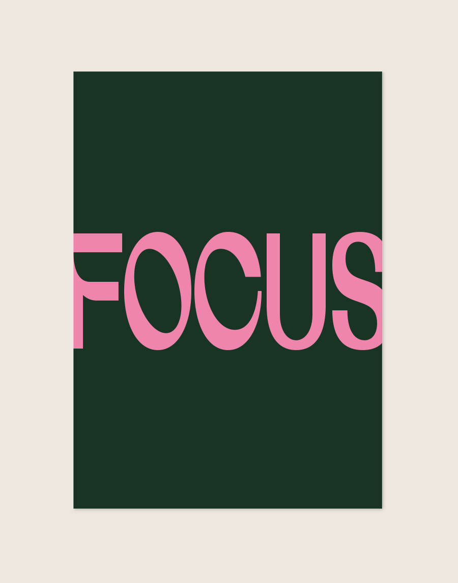 Een rechthoekige poster, gecentreerd tegen een effen, lichtbeige achtergrond. De poster zelf heeft een donkergroene achtergrond. In het midden staat paginabreed het woord 'FOCUS' geschreven in grote, strakke, lichtroze hoofdletters. Een opvallend en modern typografisch ontwerp met een sterk kleurcontrast.