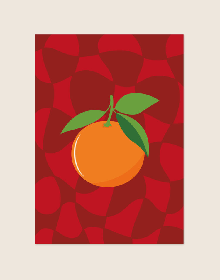 Artistieke poster van een rijpe mandarijn in warme oranje tinten, sfeervol opgehangen boven het aanrecht in een lichte, moderne keuken.