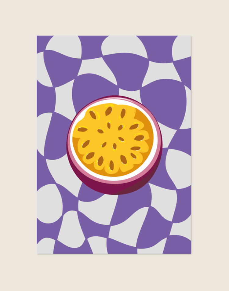 Artistieke poster van een gehalveerde passievrucht in levendige tropische kleuren, stijlvol opgehangen boven de eettafel in een modern interieur.
