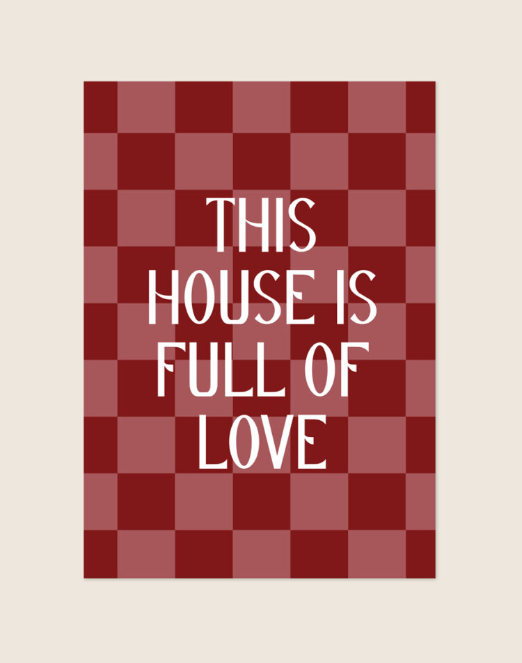 Sfeervolle bordeauxrode en oudroze geruite poster met de witte tekst 'THIS HOUSE IS FULL OF LOVE' in het midden.