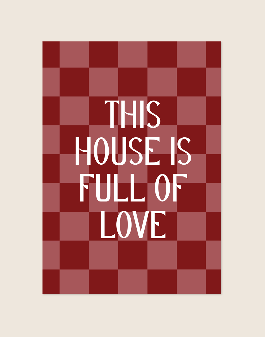 Sfeervolle bordeauxrode en oudroze geruite poster met de witte tekst 'THIS HOUSE IS FULL OF LOVE' in het midden.
