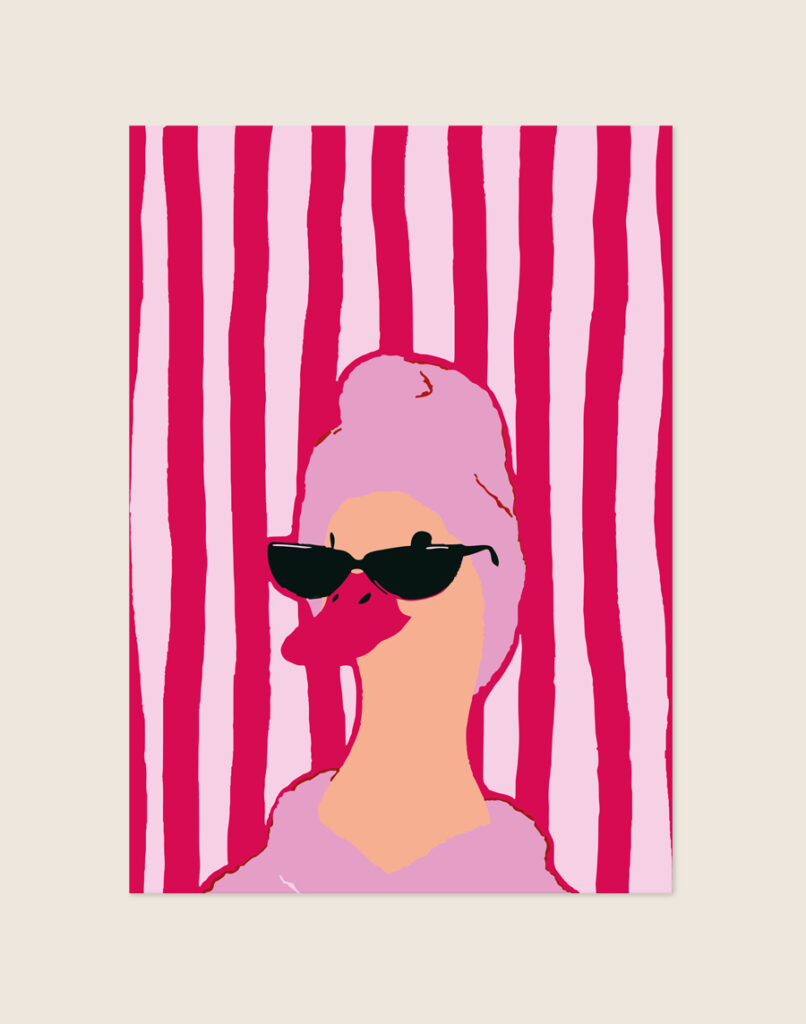 Vrolijke roze poster met een illustratie van een gans met een zwarte zonnebril en roze handdoektulband op een roze gestreepte achtergrond, sfeervol opgehangen in een moderne badkamer.